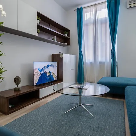 Апартаменти Downtown, Close To Old Town, Family Friendly - Ivo10 Бухарест