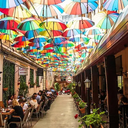 Апартаменти Downtown, Close To Old Town, Family Friendly - Ivo10 Бухарест